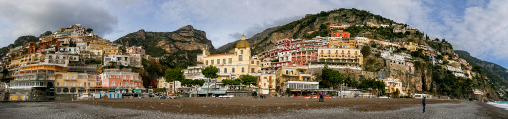 Vista Panoramica de la playa de Amalfi. Costa Amalfitana, sur de Napoles, Italia. 