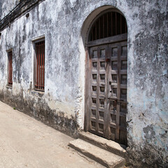 Building with old decorated wooden door in Stone Town, Zanzibar - obrazy, fototapety, plakaty