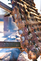 Costillar a la parrilla en plena cocción