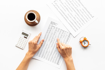 Obraz premium Businessman accounting taxes report or bills. Documents in hands top view