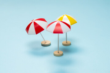 Obraz premium Yellow and red umbrella on a blue background.
