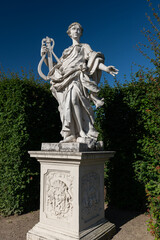 Obraz premium Statue of a musician in Belvedere garden