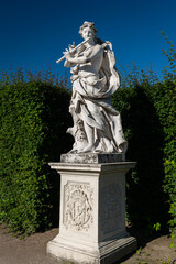 Obraz premium Statue of a musician in Belvedere garden