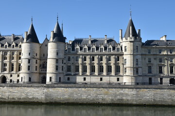 Fototapeta na wymiar Tours médiévales de l'île de la Cité à Paris, France