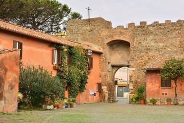 Ostia Antica,Roma,Lazio,Italia-Porta-Accanto al castello di Giulio II sorge il borgo rinascimentale di Ostia Antica, di origine medievale. 
