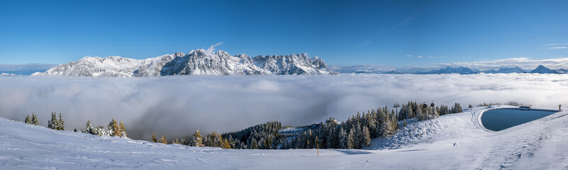 Fototapeta na wymiar Winterpanorama über den Wolken mit dem Wilden Kaiser