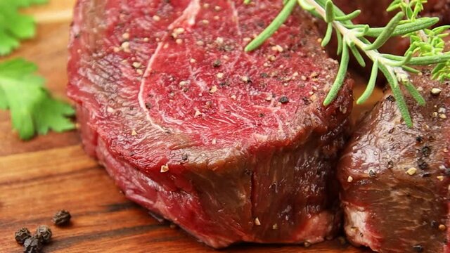 tournedos de boeuf cru sur une planche &agrave; d&eacute;couper	