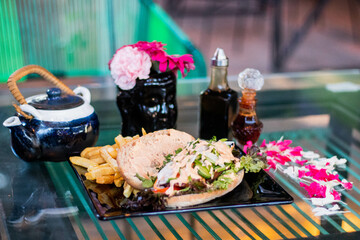 Emparedado. de carne con vegetales 