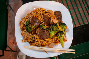 Fideos chinos con brócoli y carne de res 