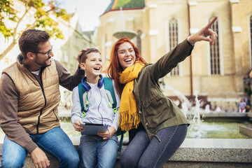 Obraz premium Young parents taking their little child to school