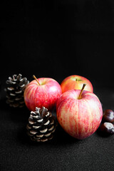 trio de pommes rainettes, de pin et marrons