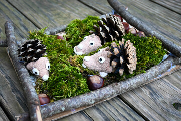 bricolage d'automne h&eacute;risson en pomme de pin, mousse et b&acirc;tons