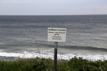 Warnschild an der Ostsee Küste