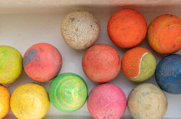 使い込んだカラフルなボール