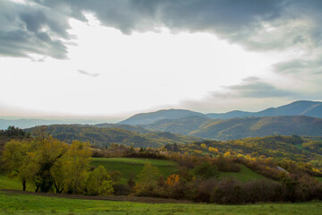 Fototapeta na wymiar Paesaggio collinare della campagna in autunno