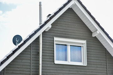 Schornstein, Außenkamin aus Edelstahl am Dach eines Wohnhauses