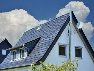 Schornstein, Außenkamin aus Edelstahl an der Fassade eines Wohnhauses