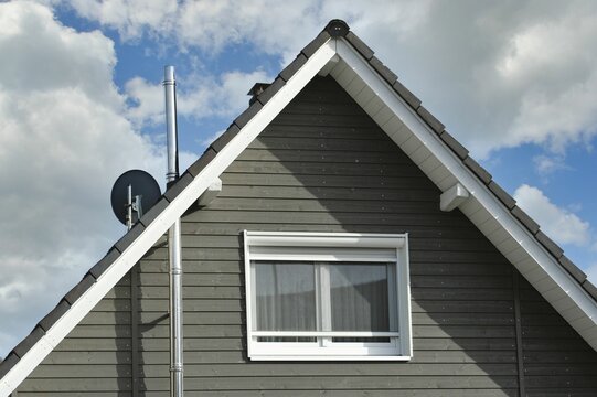Schornstein, Außenkamin aus Edelstahl am Dach eines Wohnhauses
