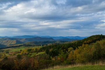 Fototapeta na wymiar Paesaggio collinare e montagnoso nella campagna d'autunno