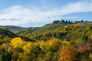 Fototapeta na wymiar Colline boscose nel Chianti in Toscana