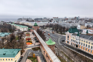 Obraz premium a panoramic view from a drone of the old part of the city with the Kremlin of Nizhny Novgorod on a cloudy autumn day 
