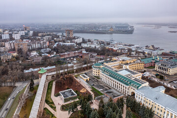 Obraz premium a panoramic view from a drone of the old part of the city with the Kremlin of Nizhny Novgorod on a cloudy autumn day 
