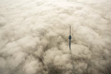 Luftaufnahme Fernsehturm Stuttgart über dem Nebel © hotte_light