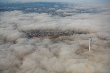 Luftaufnahme Fernsehturm Stuttgart über dem Nebel © hotte_light