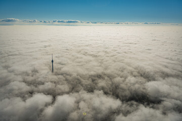 Luftaufnahme Fernsehturm Stuttgart über dem Nebel © hotte_light