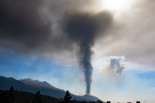 Ash cloud of the Cumbre Vieja vulcano in La Palma 