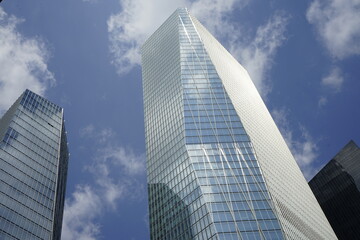 Fototapeta na wymiar 여의도에는 고층 비지니스 건물들이 많이 있는 풍경입니다.