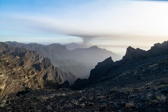 Ash cloud of the Cumbre Vieja vulcano in La Palma seen from the  Caldera de Taburiente