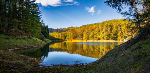 Embalse de Domiko en otoño