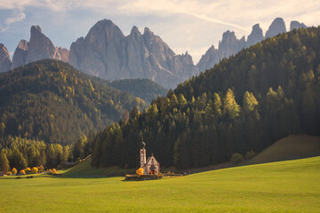 Church of San Johann or San Giovanni in Santa Magdalena de Val di Funes with the Odle-Geisler group...