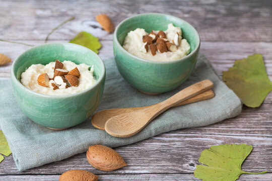 Deux bols en c&eacute;ladon vert contenant de la compote de pomme aux amandes