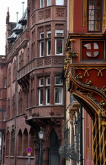 Naklejka premium Rote Fassaden in Freiburgs Altstadt