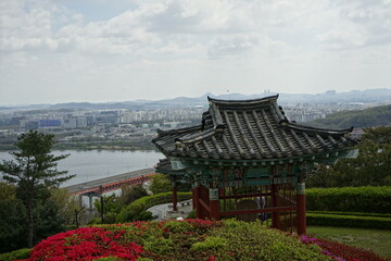 행주산성에는 전통정각과 기념비가 있고 아름답게 정원풍경입니다.