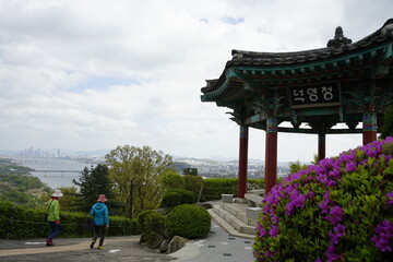 행주산성에는 전통정각과 기념비가 있고 아름답게 정원풍경입니다.