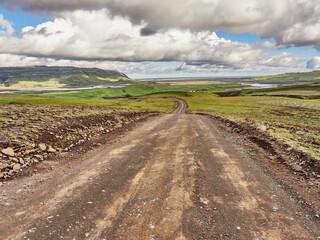 Islandia, paisajes verdes e iglesias