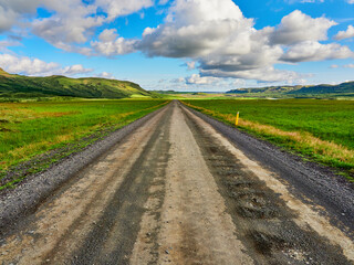 Islandia, paisajes verdes e iglesias