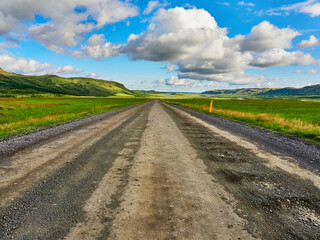 Islandia, paisajes verdes e iglesias