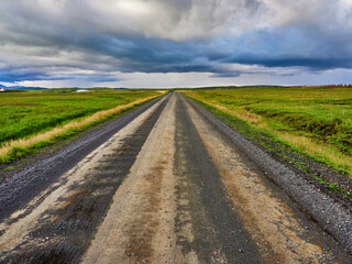 Islandia, paisajes verdes e iglesias