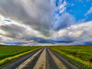 Islandia, paisajes verdes e iglesias