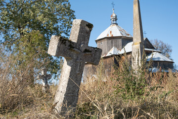 Opuszczona cerkiew i cmentarz we wschodniej Polsce  - obrazy, fototapety, plakaty