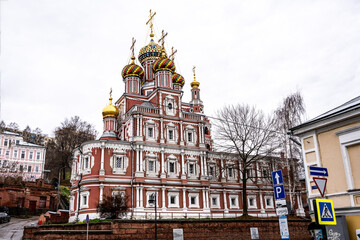Fototapeta na wymiar old beautiful Orthodox church in the old district of Nizhny Novgorod on a cloudy autumn day 