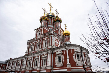 Fototapeta na wymiar old beautiful Orthodox church in the old district of Nizhny Novgorod on a cloudy autumn day 