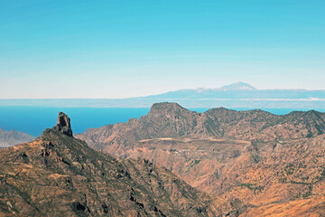 Blick auf den Roque Bentayga/Gran Canaria. Im Hintergrund der Teide/Teneriffa.