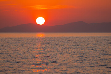 Obraz premium romantic sunrise over the greece island