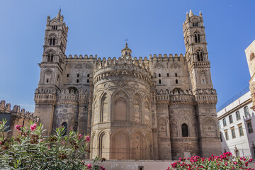 Fototapeta premium Arab-Norman architectural style of Cathedral Santa Vergine Maria Assunta (erected in 1185) in Palermo, Sicily. Palermo Cathedral is cathedral church of Roman Catholic Archdiocese of Palermo.