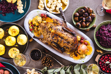 Gebackenes gefülltes Geflügel mit leckeren Beilagen Maronen und Apfelknödel.